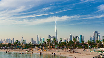 Dubai tengerpart, Burj Khalifa, városra, élénk jelenet, tengerparti tevékenységek, pálmafák, vízparton, városi látkép, beachgoers, napos nap, dubai látképe