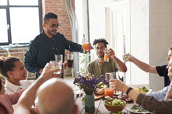 gruppo di amici, brindare, bevande toast, pasto interno vivace, godersi insieme, celebrazione, raduno indoor, Amici toast, Celebrazione del gruppo, Celebrazione del pasto, Amici che si godono il pasto