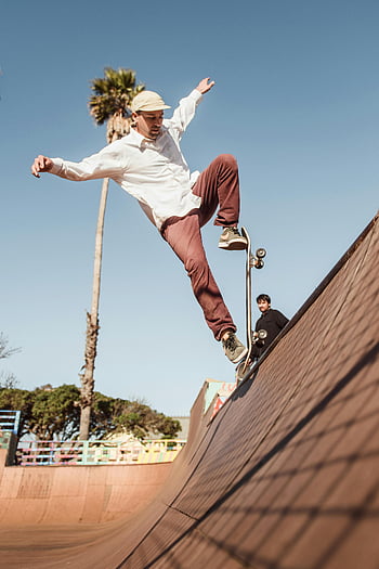 skateboardista, provádění triků, slunečný skatepark, cayucos ca, Rampová trik, Venkovní skateboarding, palmy, slunečný den, Akce skateboardingu, rampa skateparku, skateboard triky
