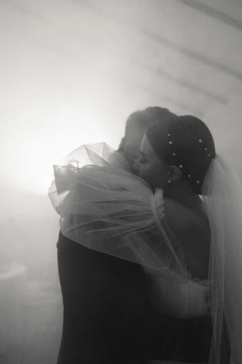 foto in bianco e nero, coppia che balla, Foto romantica, sposi, Amore genuino, sposa e sposo, matrimonio in bianco e nero, abbracciare la coppia, matrimonio romantico, danza del matrimonio, coppia in bianco e nero