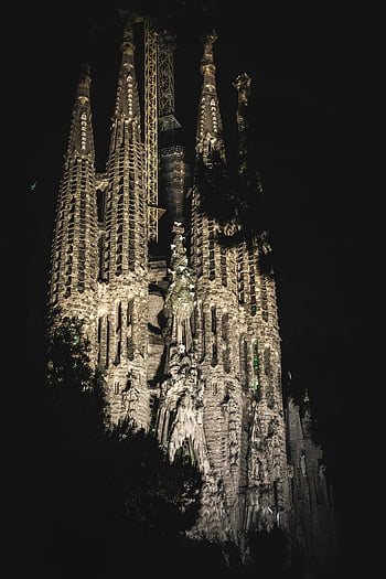sagrada família, barcelona, nattskudd, Arkitektonisk storhet, Ikonisk katedral, lyst opp, nattfotografering, Barcelona landemerker, antoni gaudi, gotisk arkitektur, spir