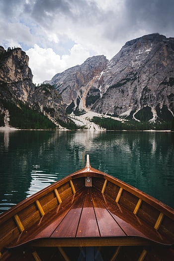 dřevěná loď, jezero braies, horský výhled, trentino-südtirol, Itálie, scénické krajiny, alpské jezero, venkovní dobrodružství, fotografování přírody, cíl cesty, klidné vody