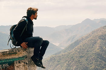 voyageur risqué, pierre, bord de la falaise, vallée, Vue de montagne pittoresque, homme assis, sac à dos, aventure en plein air, la nature, photographie de voyage, chercheur d'aventure
