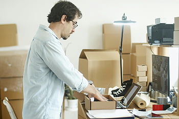 uomo, mettendo, articolo, scatola, uomo d'affari, Imballaggio, prodotti, ufficio a casa, negozio online, avviare, scatole di cartone
