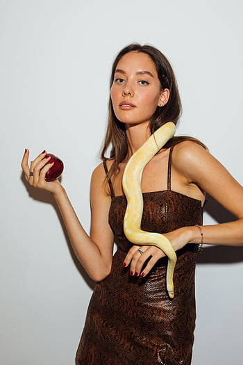 žena, Černé šaty pro špagety, drží Apple, Stylové šaty, červené jablko, zahalená ramena, módní žena, Foto titulek, Popis fotografie, SEO klíčová slova