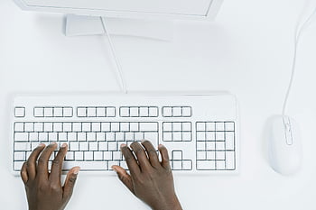 手タイピング、 白いキーボード、 上から見た図、 キーボード、 白い机、 白いマウス、 手を入力します、 ワークスペース、 オフィス設定、 ミニマリストデスク、 コンピューター周辺機器