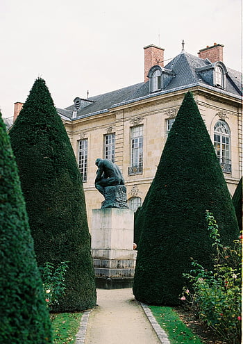 Rodinův myslitel, musée rodin, Paříž, svěží zahrady, klasická vila, zelená zahrada, Kultovní socha, venkovní umění, francouzská architektura, Evropská zahrada, kulturní památka
