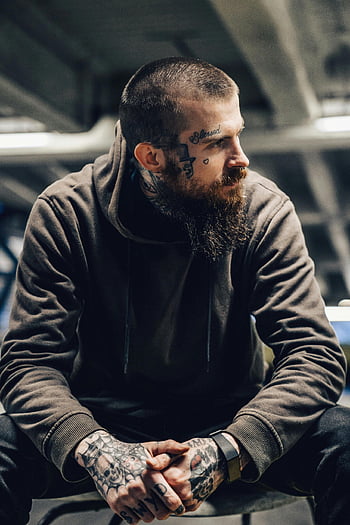 tetovaný muž, Stylový outfit, městském prostředí, moderní styl, detailní fotografie, portrét, vousy, mikina, městské módy, vytetované ruce, Stylový muž