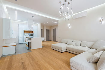 luxusní byt, Minimalistický styl, Prostorný obývací pokoj, Otevřená kuchyně, elegantní design, moderní interiér, Bílý nábytek, dřevěná podlaha, Současné osvětlení, minimalistický dekor, Otevřený prostor