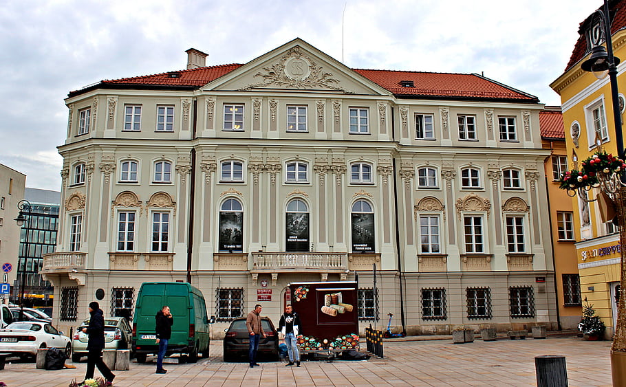 warsaw, Polsko, palác Wessel, Krajská prokuratura, historické budovy, evropské architektury, náměstí, zelená dodávka, lidí, kteří jdou, dekorativní fasáda, červená střecha