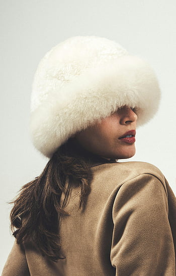stylová žena, kožešinová čepice, bílá kožešinová čepice, hnědý kabát, Elegantní portrét, zimní móda, módní portrét, žena v kožešině, Stylový kabát, zimní styl, elegantní žena