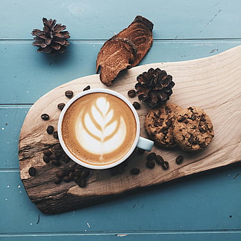 cappuccino, latte art, cookies, Rustikální dřevěná deska, milovníci kávy, šišky, Kávová zrna, šálek kávy, Dřevěná servírovací deska, kávový šálek, Rustikální nastavení kávy