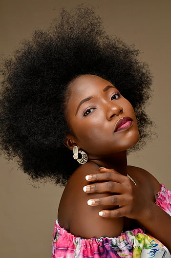 Černá žena, Barevná halenka, účes Afro, studiový portrét, Afro-Američan, krása, důvěra, překvapující, náušnice, květinové šaty, studio shot