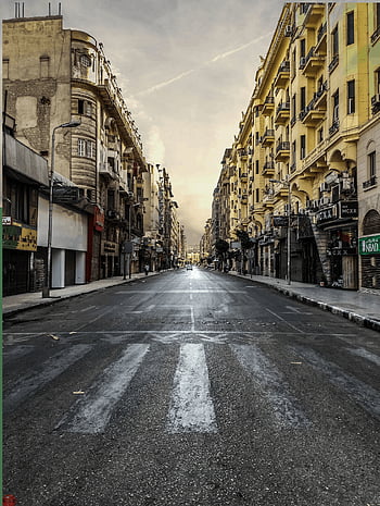 siyah asfalt yol, kahverengi şehir binaları, beyaz gökyüzü, gündüz, terk edilmiş kentsel sokak, Klasik Binalar, sıcak gökyüzü, Cityscape, sokak Görünümü, şehir manzarası, mimari