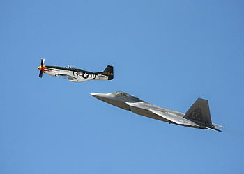 p-51 mustang, f-22 raptor, Aereo d'epoca, jet moderno, chiaro cielo blu, volo, aviazione, aereo militare, aereo storico, spettacolo aereo, aerei da combattimento