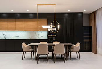 moderne Küche, minimalistisches Interieur, zeitgenössische Möbel, offene Küche, elegantes Design, moderne beleuchtung, Esstisch, Stühle, flacher Innenraum, Marmor Backsplash, Schwarze Schränke