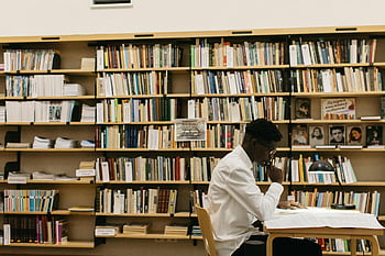 공부하는 남자, 도서관, 책꽂이, 사려 깊은 분위기, 테이블에 남자, 열심히 공부하다, 라이브러리 설정, 책으로 가득 찬 도서관, 도서관에 있는 남자, 남자를 연구하다, 도서관 연구