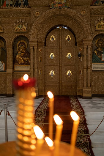 Chiesa ortodossa, Iconostasi ornamentale, icone religiose, candele accese, altare della chiesa, altare illuminato, Architettura ortodossa, architettura religiosa, interno della chiesa, arte religiosa, icone ortodosse