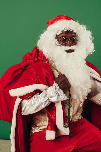 Africký Američan Santa, překvapený Santa, Ježíšek, santa taška, červená dárková taška, Vánoce, Dovolená, slavnostní, zelené pozadí, Black Santa, kostým santa