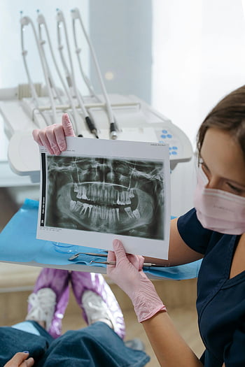 zubař, Zubní rentgen, Konzultace s pacientem, Moderní klinika, Péče o zuby, zdraví zubů, Zubní profesionál, stomatologické vybavení, dentální hygiena, zubní ošetření, Zubní vyšetření