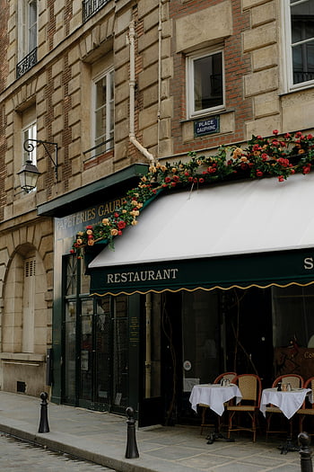 Párizsi étterem, virágdíszek, klasszikus francia építészet, elegáns külső, étterem homlokzata, francia étterem, szabadtéri ülések, helyezze el a dauphine-t, párizsi építészet, utcakép, Francia étkezés