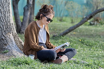 สาว, หนังสือ, แว่นตากันแดด, ไม่เป็นทางการ, การอ่าน, นั่ง, ต้นไม้ราก, หญ้า, จอด, การผ่อนคลาย, ฤดูใบไม้ผลิ
