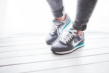 Nike tenisky, dřevěná podlaha, běžecká obuv, fitness aktivity, sportovní obuv, detail, Stylové tenisky, dámské boty, Atletická obuv, běžné civilní oblečení, běžecké boty