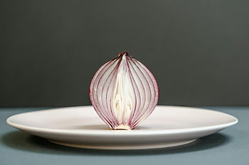 červená cibule, nakrájenou cibuli, keramická deska, bílá deska, zdravá dieta, přísady na vaření, půlka cibule, fotografování potravin, vegetariánské jídlo, Kuchyňské ingredience, styling potravin