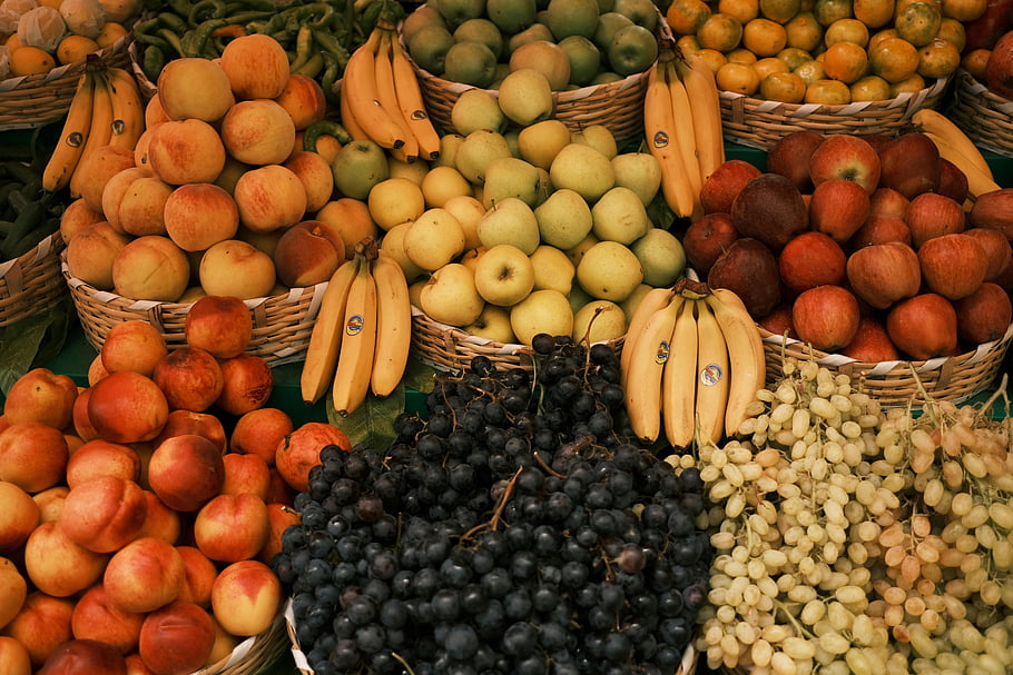 trhu s ovocem, barevné ovoce, venkovní trh, rozmanité ovoce, jablka, banány, hrozny, broskve, ovoce displej, čerstvé produkty, stání na trhu