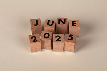 木製ブロック、 2025年6月、 中立的な背景、 きちんとした配置、 テキスト表示、 木製の立方体、 日付の表現、 ミニマリストデザイン、 カレンダーブロック、 将来の日付、 単純な構成