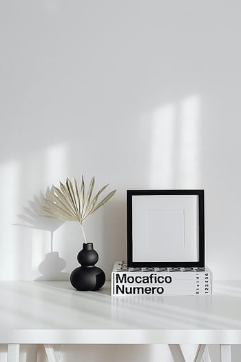 minimalistický dekor, Bílý domovský interiér, černý rám, Moderní váza, Knihy výzdoby, Elegantní minimalista, Vzhled interiéru, bílé stěny, Černý a bílý, domovní dekorace, minimalistický styl