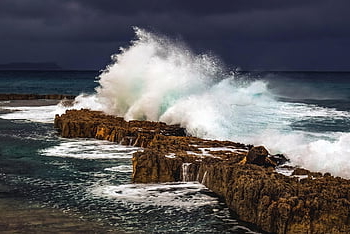 onde, mare, costa, spiaggia, schiantarsi, costa rocciosa, rocce, tempesta, buio, tempo metereologico, clima tempestoso