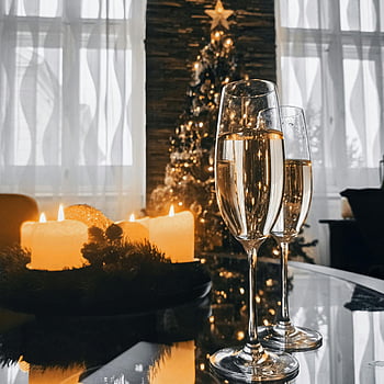 julgran, champagne glasögon, tända ljus, festmätare, inomhusmiljö, semesterinredning, mousserande vin, levande ljus, festlig scen, Semesterfirande, julpynt