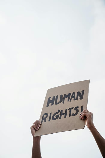 menneskerettigheder, protest tegn, papskilt, tæt på, himmel baggrund, aktivisme, demonstration, social retfærdighed, Hænder holder tegn, udendørs protest, fortalervirksomhed