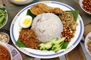 nasi lemak, smažené kuře, sambal, arašídy, vařené vejce, detailní záběr, jídlo na talíři, vynikající jídlo, plátky okurky, tradiční jídlo, Malajská kuchyně