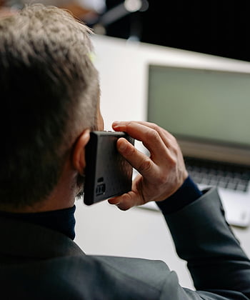 Mann, schwarzes Smartphone, Geschäftsmann, Anruf, Arbeiten, Laptop, Büro, Professionel, Kommunikation, Technologie, Schreibtisch