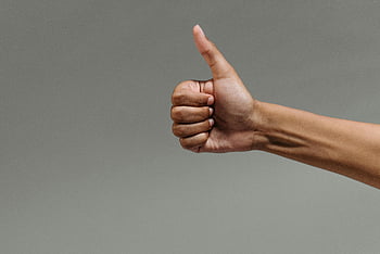 pollice su, gesti con le mani, Immagine ravvicinata, sfondo neutro, segno positivo, Segno di approvazione, mano umana, Fotografia dei gesti, Mi piace segno, Va bene gesto, segnale a mano
