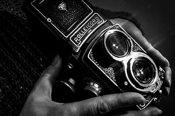 fotografie ve stupních šedi, osoba držící fotoaparát, rolleicord kamera, vinobraní fotoaparát, Klasické fotografické vybavení, Detailní ruce, vinobraní fotografie, černobílé fotografie, klasický fotoaparát, fotografické vybavení, vintage Rolleicord