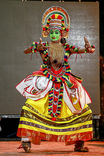 Ottan Thullal, traditional costume, Kerala dance, colorful performance, cultural attire, Indian dance, traditional makeup, cultural heritage, folk dance, vibrant costume, traditional jewelry