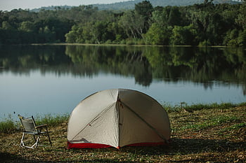 telt, camping stol, flodbredden, Sommercamping, Lakeside campingplads, naturens ro, Sommerens sindsro, udendørs camping, Campingopsætning, rolig camping, udsigt over søen