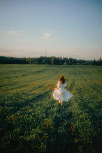 bílé šaty, běžící dívka, Svěží pole, západ slunce scéna, klid, venkovní fotografie, Přírodní krásy, klidný okamžik, žena chůze, travnaté hřiště, Večerní světlo