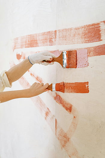 Renovace domácího domu, malování zdi, detailní záběr, ruce malování, Červené tahy, malba na zdi, diy projekt, domácí kutily, štětcem, Renovace stěny, DIY malba