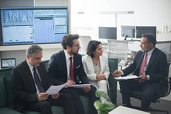 obchodní profesionály, finanční strategie, moderní kancelář, Skupinová diskuse, Nastavení kanceláře, pracovní schůzka, Finanční analýza, Profesionální oděv, Kancelářské prostředí, obchodníci, finanční grafy