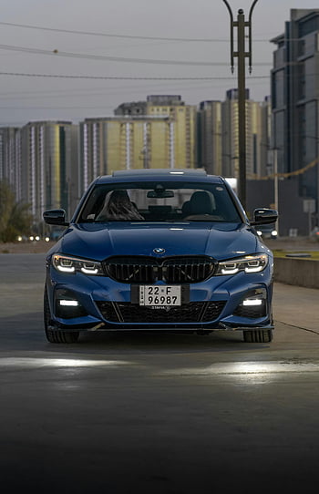 BMW Serie 3 blu, contesto urbano, vista frontale, parcheggiata, Sfondo della città, auto blu, BMW, 3 serie, strada urbana, paesaggio urbano, fari