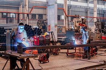 svářečů, ochranné zařízení, průmyslové továrny, dílna, svařování, jiskry, kovovýroba, průmyslové vybavení, Busy Workshop, tovární interiér, pracovníků