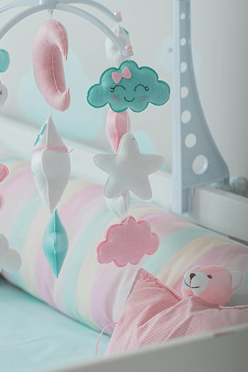 berço, berçário com tema pastel, celular fofo, brinquedos para bebês, ambiente aconchegante para bebês, Cores pastel, bebê móvel, brinquedos de pelúcia, Decoração do quarto do bebê, Bedding de bebê, berçário