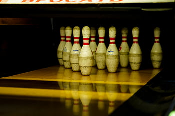 bowlingové kuželky, uspořádané kuželky, bowlingové kuželky detail, bowlingová dráha, připraveni k stávce, Bowlingová hra, Bowlingové vybavení, Bowling Sport, úder bowlingu, Nastavení bowlingových kolíků