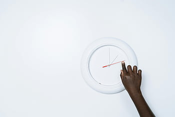 Orologio da parete moderno, sfondo minimalista, Orologio di regolazione a mano, Orologio da parete bianco, foto ravvicinata, design minimalista, Lancette dell'orologio, Regolazione del tempo, design moderno, stile minimalista, sfondo bianco