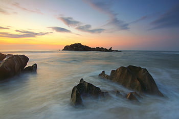 Skalní formace, tělo z vody, zlatá hodina, Serene Seascape, západ slunce, barevné nebe, jemné vlny, pobřežní krajiny, přírodní scenérie, klidné scény, pohled na oceán