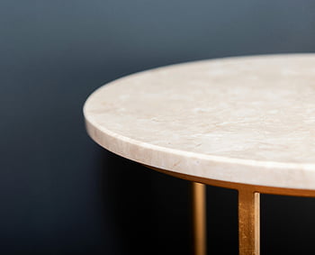 rundt bord, marmor top, guldben, sidebord, mørk baggrund, tæt på, sort væg, moderne møbler, indretning, minimalistisk stil, Luksusindretning